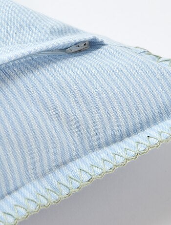 Housse de coussin brodée
