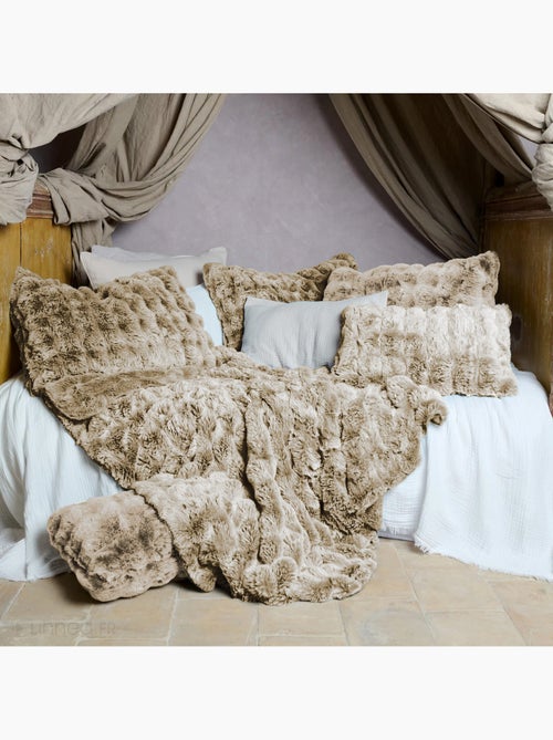 Housse de coussin collection ASTRAKAN fausse fourrure - Kiabi Housse de coussin collection ASTRAKAN fausse fourrure - Kiabi