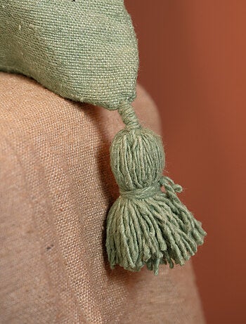 Housse de coussin en laine à pompons