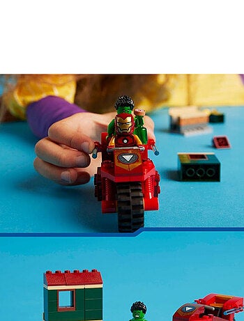 Iron Man avec une moto et Hulk