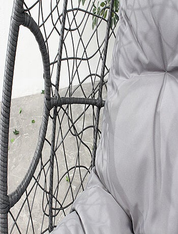 JANE Fauteuil œuf sur pied en résine gris effet rotin