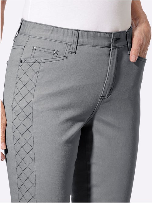 Jean 5 poches couture latérale avancée pour un effet affinant - taille courte - witt - Kiabi Jean 5 poches couture latérale avancée pour un effet affinant - taille courte - witt - Kiabi