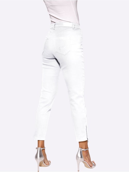 Jean 5 Poches Poches Avec Broderie Et Pierres Fantaisie - Taille Standard - Helline - Kiabi Jean 5 Poches Poches Avec Broderie Et Pierres Fantaisie - Taille Standard - Helline - Kiabi