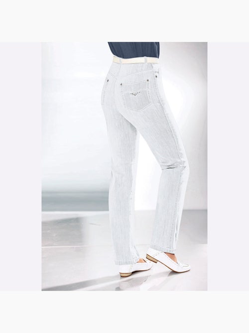 Jean à coupe élancée avec broderie sur les poches arrière - Taille courte - Witt - Kiabi Jean à coupe élancée avec broderie sur les poches arrière - Taille courte - Witt - Kiabi
