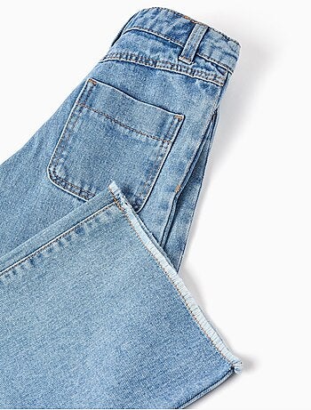 Jean à jambe large et ourlets effilochés