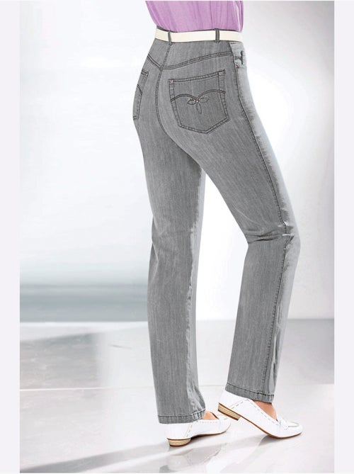 Jean à la coupe élancée avec broderie sur les poches arrière - Taille extra courte - Witt - Kiabi Jean à la coupe élancée avec broderie sur les poches arrière - Taille extra courte - Witt - Kiabi