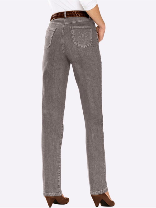 Jean à la coupe élancée avec broderie sur poches arrière - Taille extra courte - Witt - Kiabi Jean à la coupe élancée avec broderie sur poches arrière - Taille extra courte - Witt - Kiabi