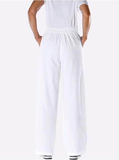 Jean à la coupe haute avec jambes larges et ceinture élastique - Taille courte - Moda Vilona - Kiabi Jean à la coupe haute avec jambes larges et ceinture élastique - Taille courte - Moda Vilona - Kiabi