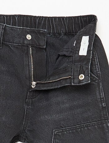 Jean avec découpes aux genoux