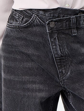 Jean barrel avec patte de boutonnage décalée