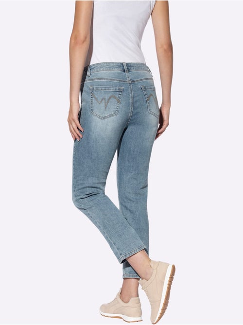 Jean coupe 5 poches en stretch et boutons décoratifs - Taille standard - Helline - Kiabi Jean coupe 5 poches en stretch et boutons décoratifs - Taille standard - Helline - Kiabi