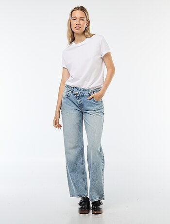 Jean coupe large et taille haute avec ceinture asymétrique