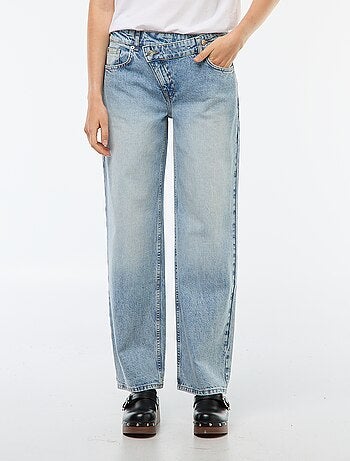 Jean coupe large et taille haute avec ceinture asymétrique