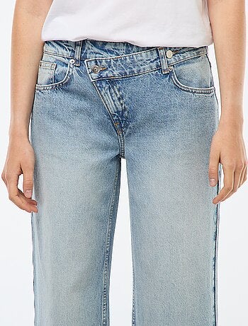 Jean coupe large et taille haute avec ceinture asymétrique