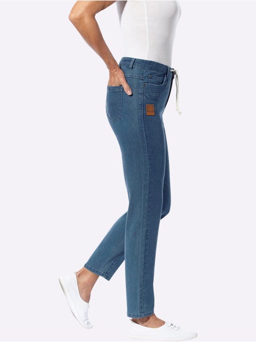 Jean décontracté à 5 poches avec ceinture à nouer - taille courte - moda vilona - Kiabi Jean décontracté à 5 poches avec ceinture à nouer - taille courte - moda vilona - Kiabi