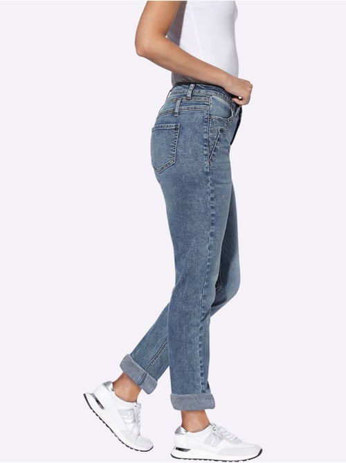 Jean en denim extensible coupe régulière avec poches avant et arrière - Taille standard - Helline - Kiabi Jean en denim extensible coupe régulière avec poches avant et arrière - Taille standard - Helline - Kiabi