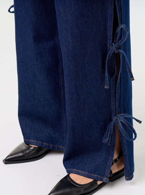 Jean large wide leg avec nœuds fantaisies à la base - Kiabi Jean large wide leg avec nœuds fantaisies à la base - Kiabi