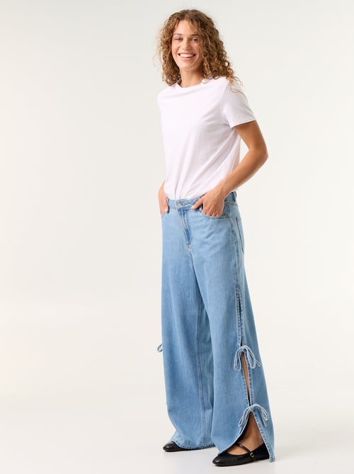 Jean large wide leg avec nœuds fantaisies à la base - Kiabi Jean large wide leg avec nœuds fantaisies à la base - Kiabi