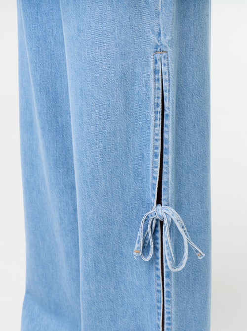 Jean large wide leg avec nœuds fantaisies à la base - Kiabi Jean large wide leg avec nœuds fantaisies à la base - Kiabi