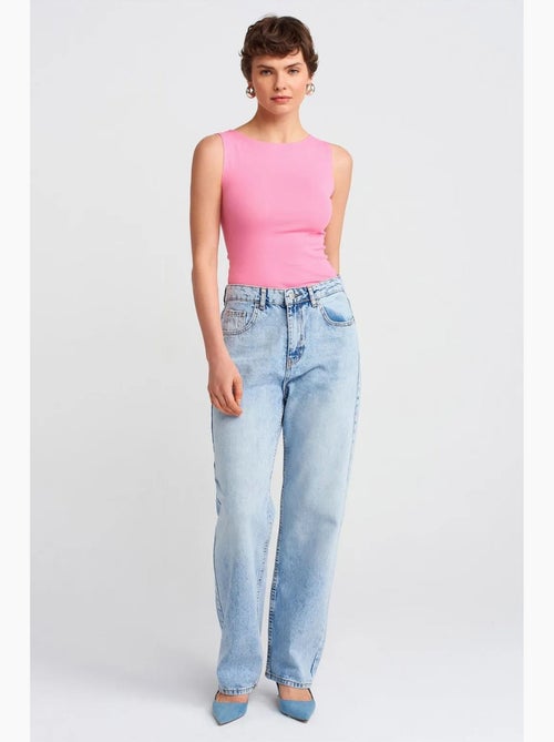 Jean mom taille haute à jambe droite dilvin - Kiabi Jean mom taille haute à jambe droite dilvin - Kiabi