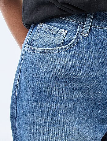 Jean regular / taille standard avec larges ourlets