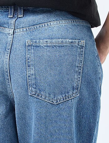 Jean regular / taille standard avec larges ourlets