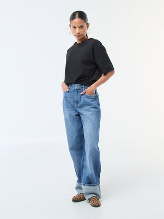 Jean regular / taille standard avec larges ourlets