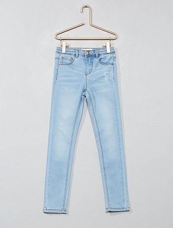 Product Un jean à abrasions facile à décliner en plusieurs looks ! - Jean en coton stretch - Effet destroy - Skinny fit / coupe très ajustée - Taille ajustable - Passants pour ceinture - Ouverture zippée + patte boutonnée - 2 poches devant + 1 poche ticket - 2 poches plaquées au dos - Surpiqûres contrastantesHabillement Fille / Fille 3-12 ans / Jean / Jean skinny Standard KIABI