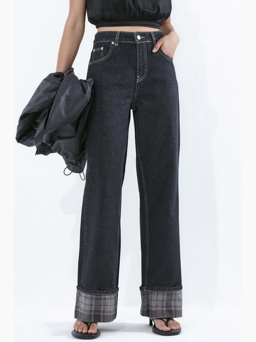 Jean taille haute à jambe large avec détail à carreaux à l’ourlet hiccup - Kiabi Jean taille haute à jambe large avec détail à carreaux à l’ourlet hiccup - Kiabi