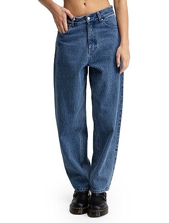 Jean taille haute coupe ballon femme lifestyle femme voyager-w