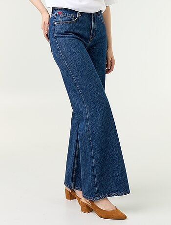 Jean taille haute coupe flare avec broderies 'cœurs'