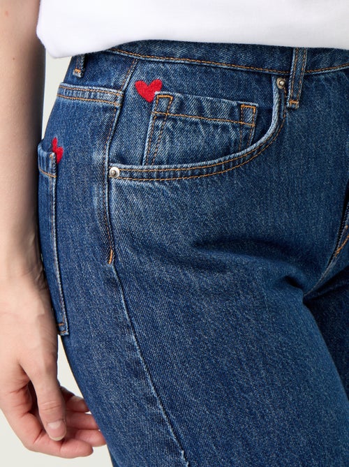 Jean taille haute coupe flare avec broderies 'cœurs' - Kiabi
