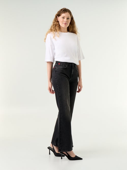 Jean taille haute coupe flare avec broderies 'cœurs' - Kiabi Jean taille haute coupe flare avec broderies 'cœurs' - Kiabi