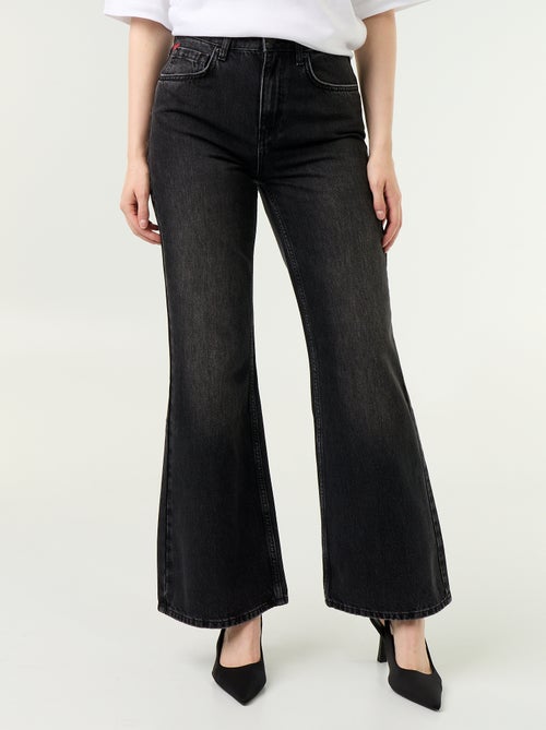 Jean taille haute coupe flare avec broderies 'cœurs' - Kiabi Jean taille haute coupe flare avec broderies 'cœurs' - Kiabi