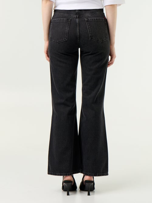 Jean taille haute coupe flare avec broderies 'cœurs' - Kiabi Jean taille haute coupe flare avec broderies 'cœurs' - Kiabi
