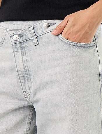 Jean wide avec patte de boutonnage décalée