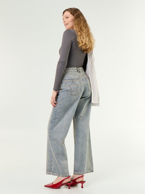 Jean wide leg avec étoiles brodées sur poches arrières - Kiabi Jean wide leg avec étoiles brodées sur poches arrières - Kiabi