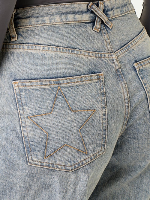 Jean wide leg avec étoiles brodées sur poches arrières - Kiabi Jean wide leg avec étoiles brodées sur poches arrières - Kiabi