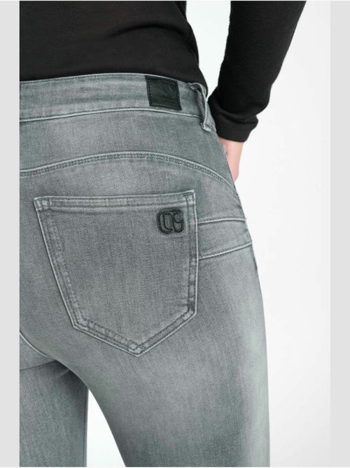 Jeans pulp taille haute push-up slim 7/8ème 'le temps des cerises' - Kiabi Jeans pulp taille haute push-up slim 7/8ème 'le temps des cerises' - Kiabi