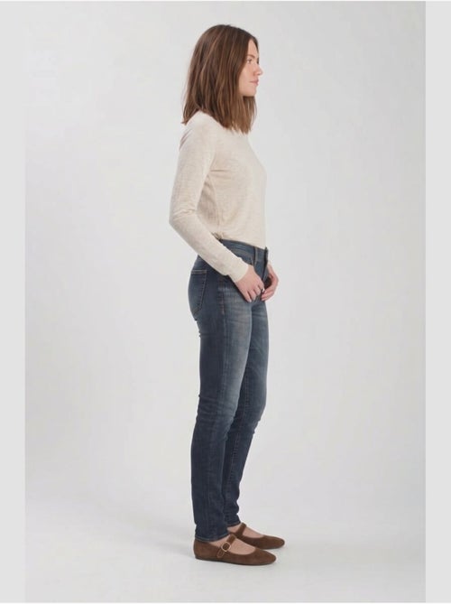 Jeans pulp taille haute push-up slim 'le temps des cerises' - Kiabi Jeans pulp taille haute push-up slim 'le temps des cerises' - Kiabi
