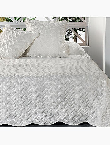 Jeté de lit aux formes géométriques surpiquées