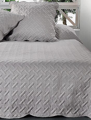 Jeté de lit aux formes géométriques surpiquées