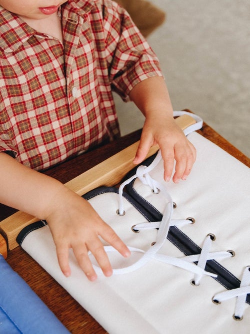 Jeu d'apprentissage Montessori : Lacets - Kiabi
