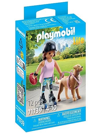 Jeune fille rolleuse avec Retriever et accessoires