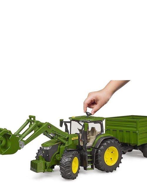 John Deere 7R avec chargeur avant et remorque avec attelage tandem - Kiabi