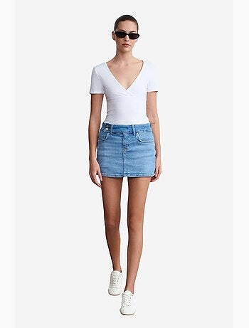 Jupe courte en denim à taille haute et ceinture dilvin