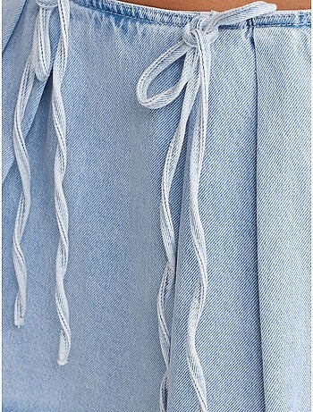 Jupe courte en denim de coton, coupe trapèze, nœud dilvin