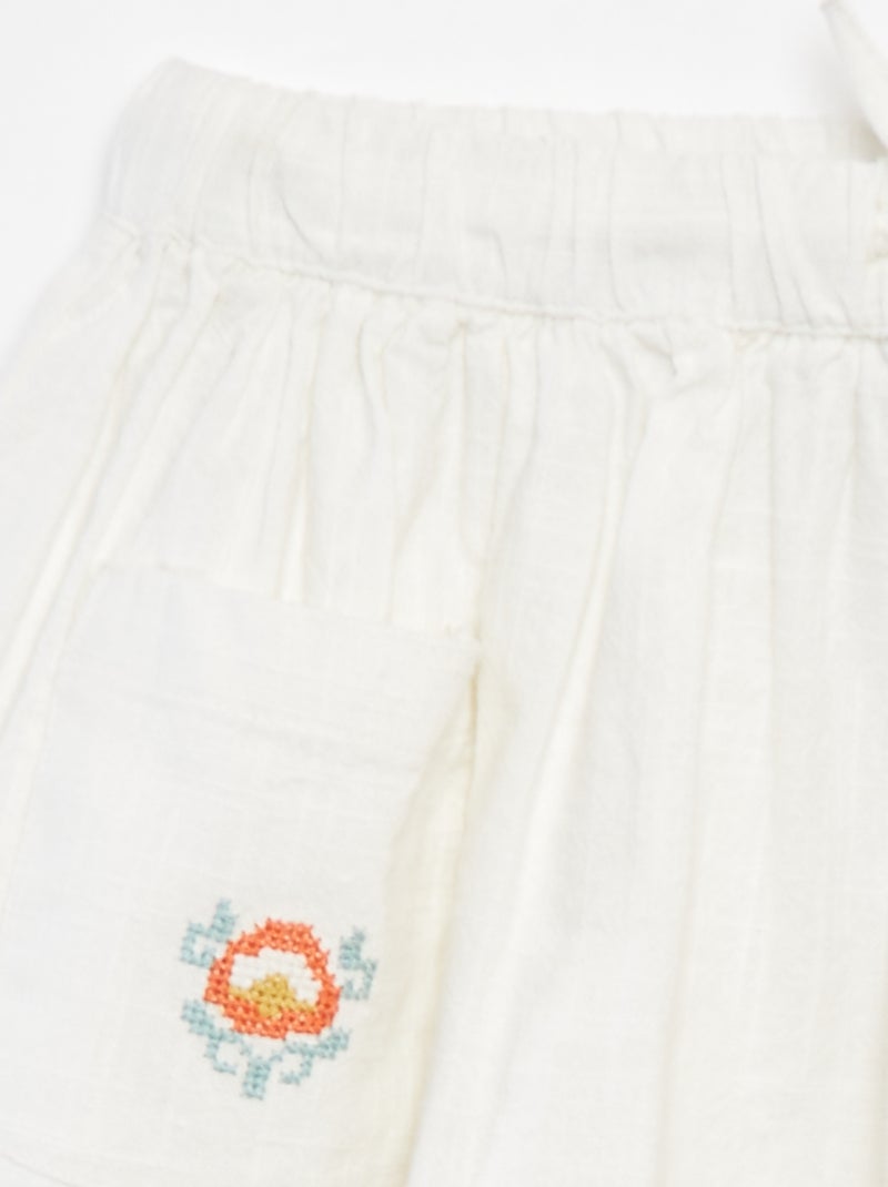Jupe en matière légère avec 2 poches plaquées avec broderies Blanc - Kiabi