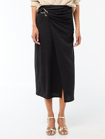 Jupe longue avec boucle dorée à la taille