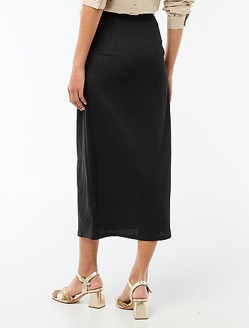 Jupe longue avec boucle dorée à la taille